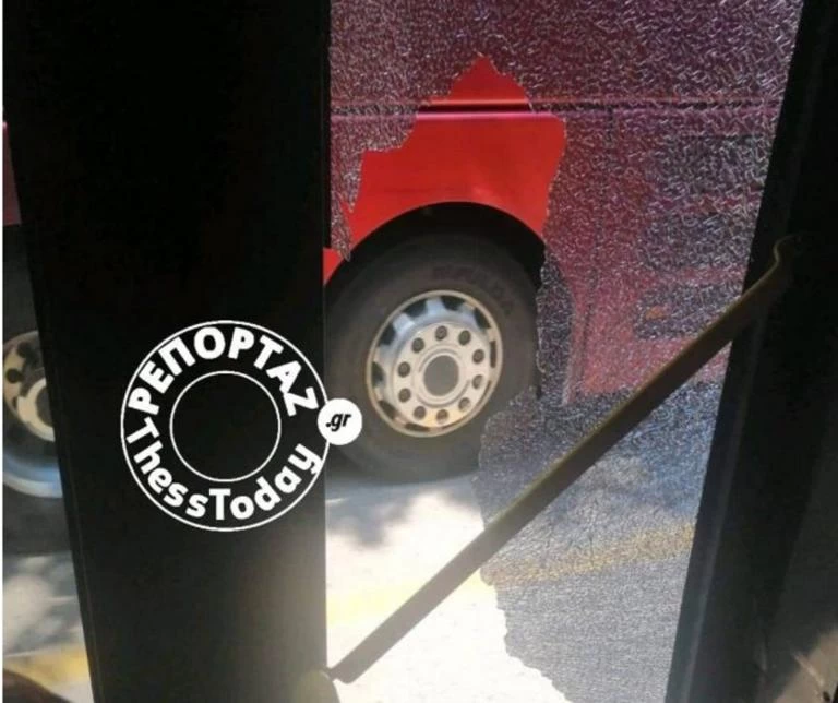 Πανικός σε λεωφορείο του ΟΑΣΘ: Έσπασε το τζάμι της πόρτας και ο οδηγός κατέβασε τους επιβάτες (βίντεο)